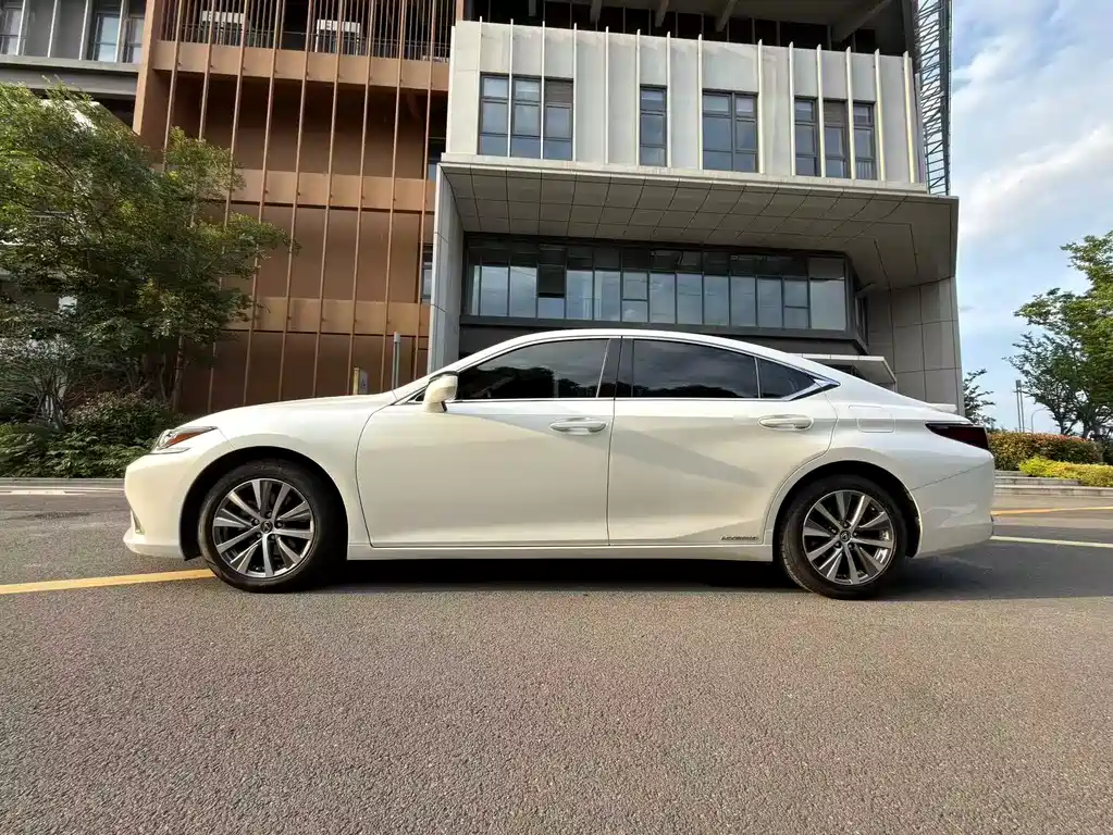 Lexus ES 2019 — фото 10