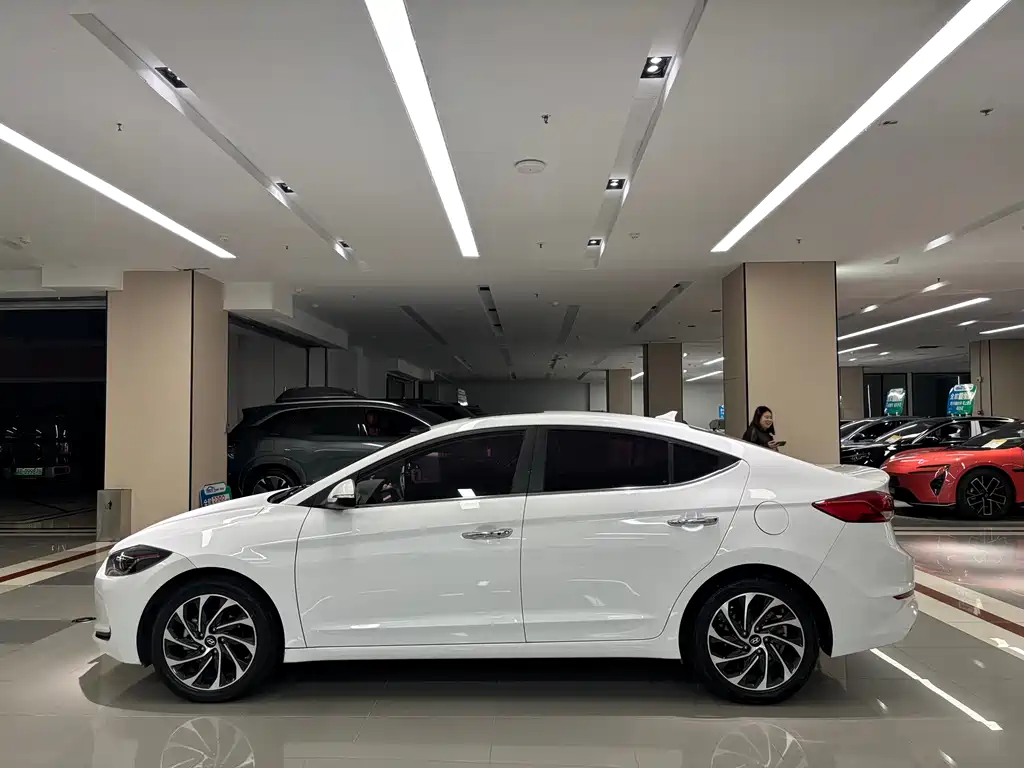 Hyundai Elantra 2019 — фото 8