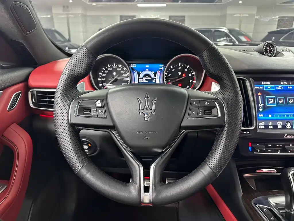 Maserati Levante 2018 — фото 18