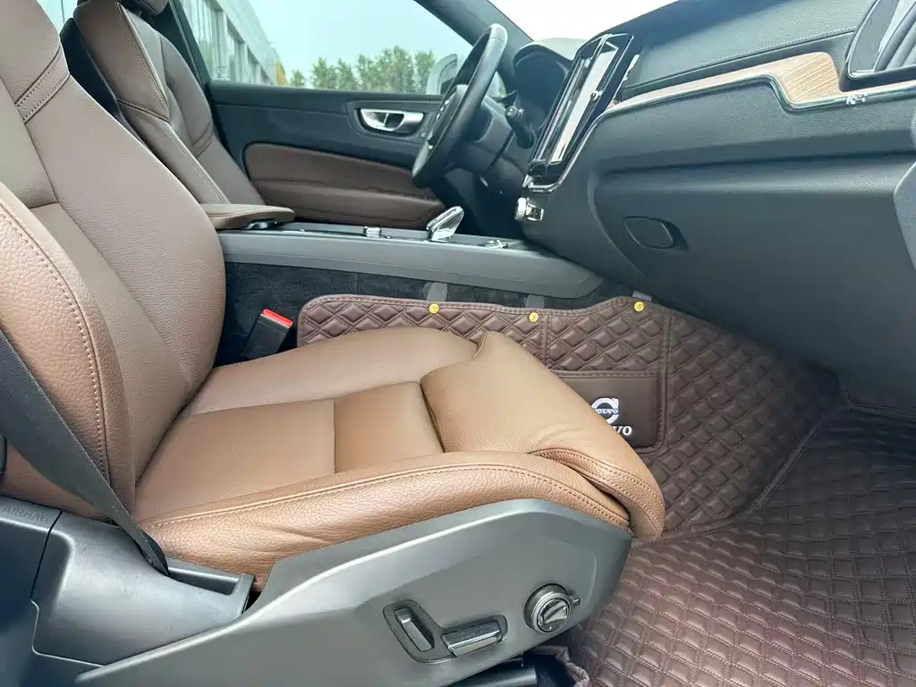 Volvo XC60 2023 — фото 8