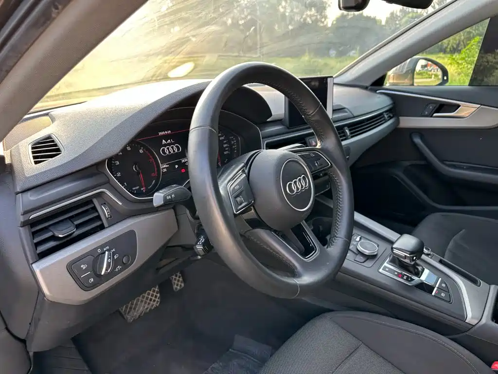 Audi A4L 2018 — фото 14
