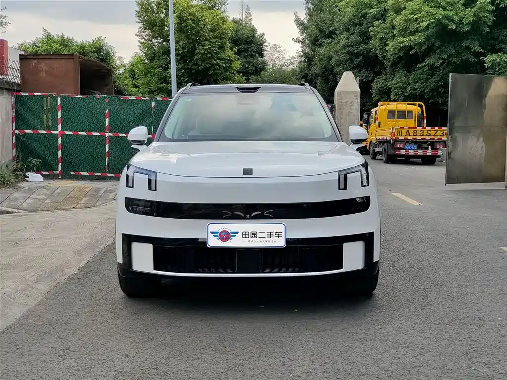 Lynk & Co 900 2025