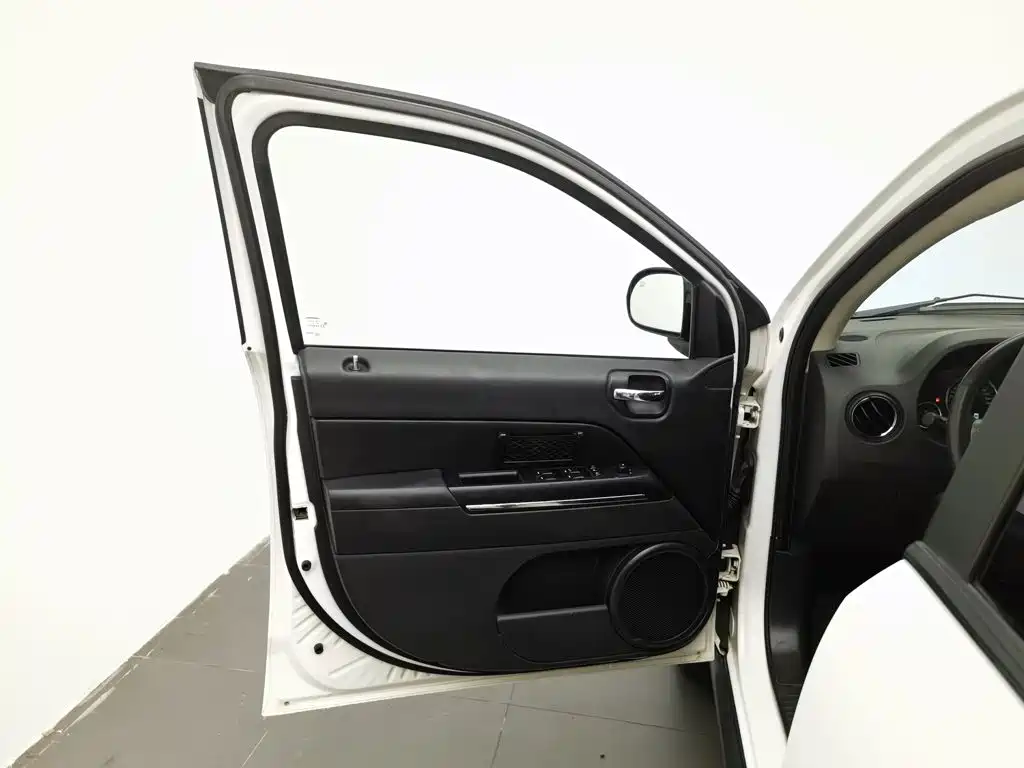 Jeep Compass 2013 — фото 8
