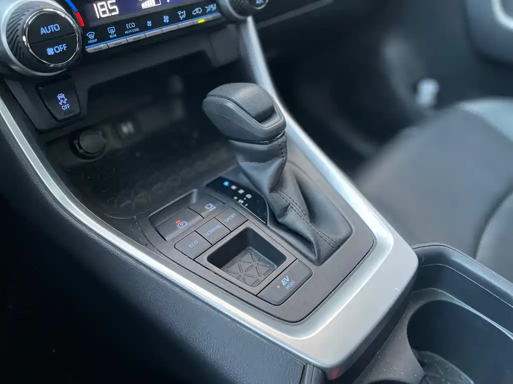 Toyota RAV4 2021 — фото 18