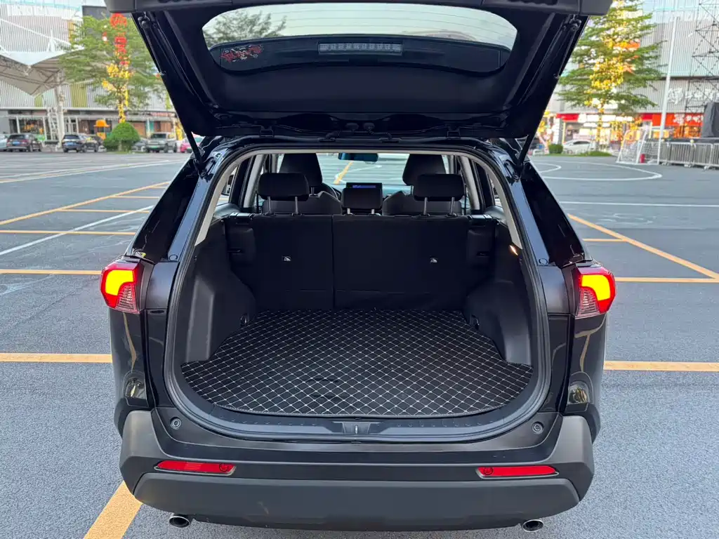 Toyota RAV4 2023 — фото 27