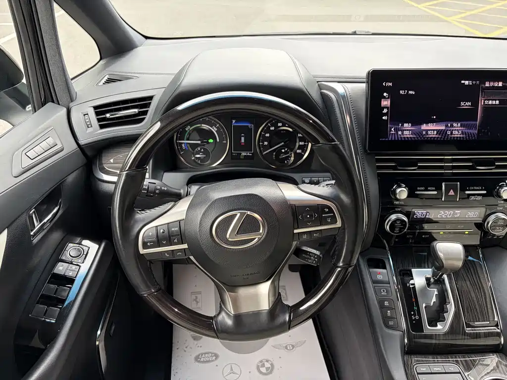 Lexus LM 2021 — фото 19