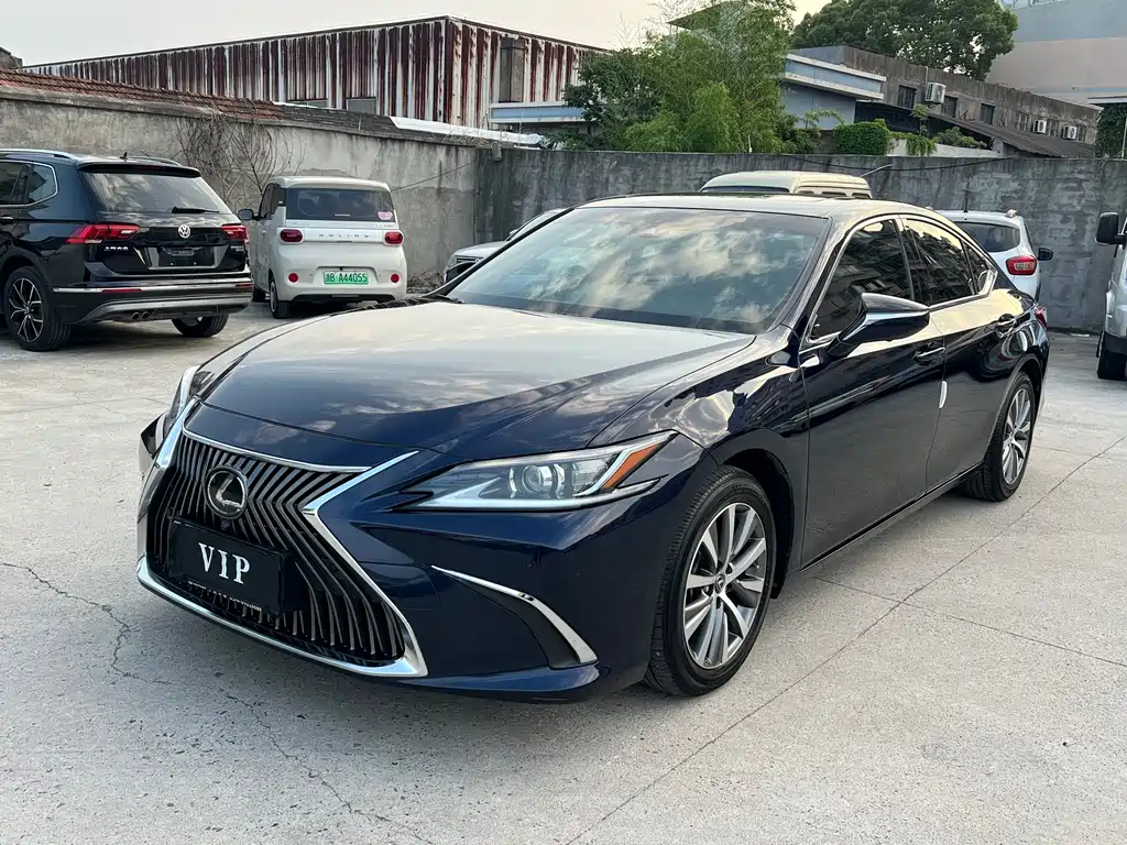 Lexus ES 2018 — фото 1