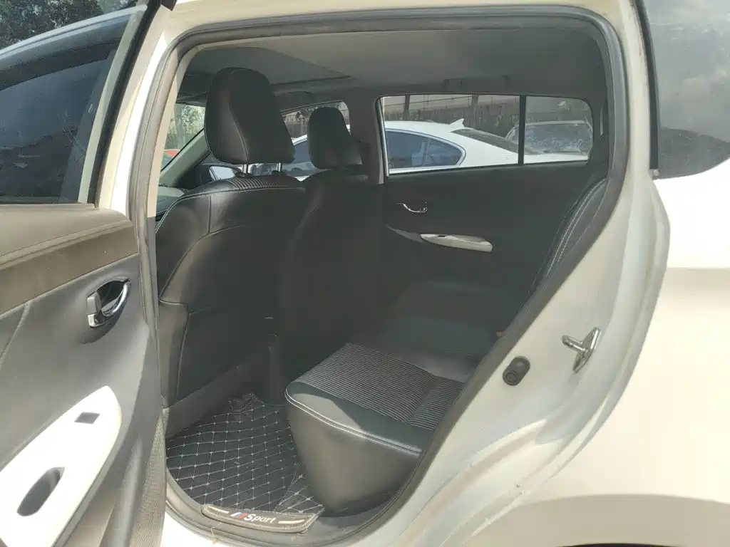 Toyota Yaris L 2015 — фото 11