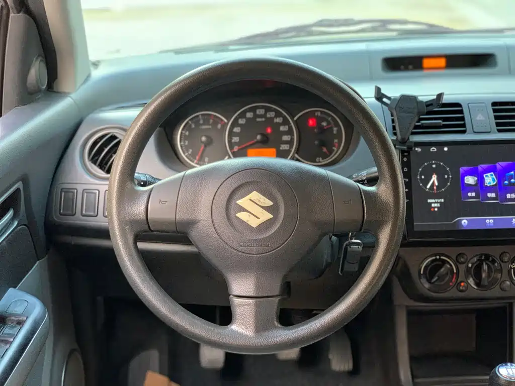 Suzuki Swift 2015 — фото 10