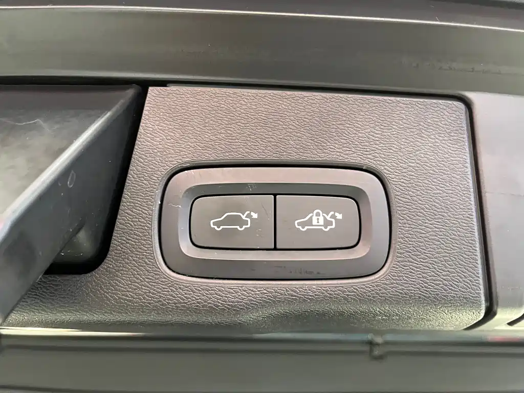 Volvo XC60 2023 — фото 23