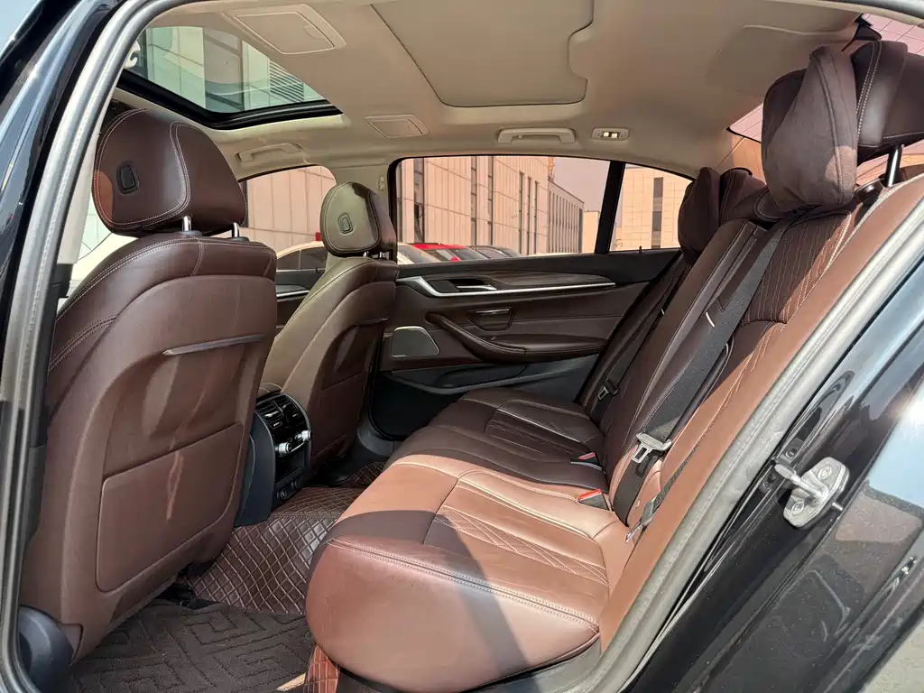 BMW 5 Series 2019 — фото 19