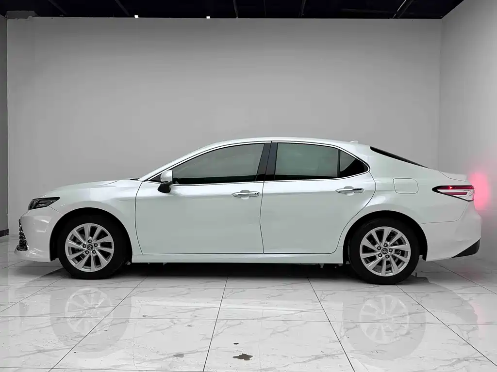 Toyota Camry 2023 — фото 3
