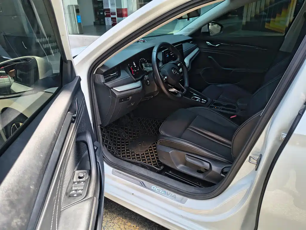 Skoda Octavia 2023 — фото 11