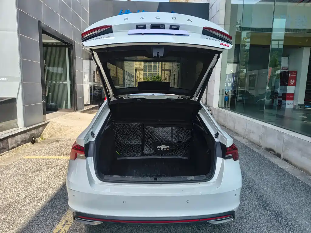 Skoda Octavia 2023 — фото 16