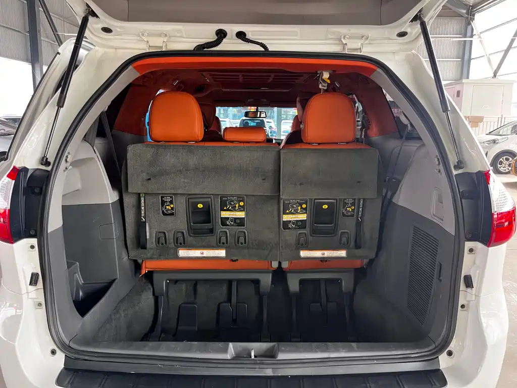 Toyota Sienna 2017 — фото 16