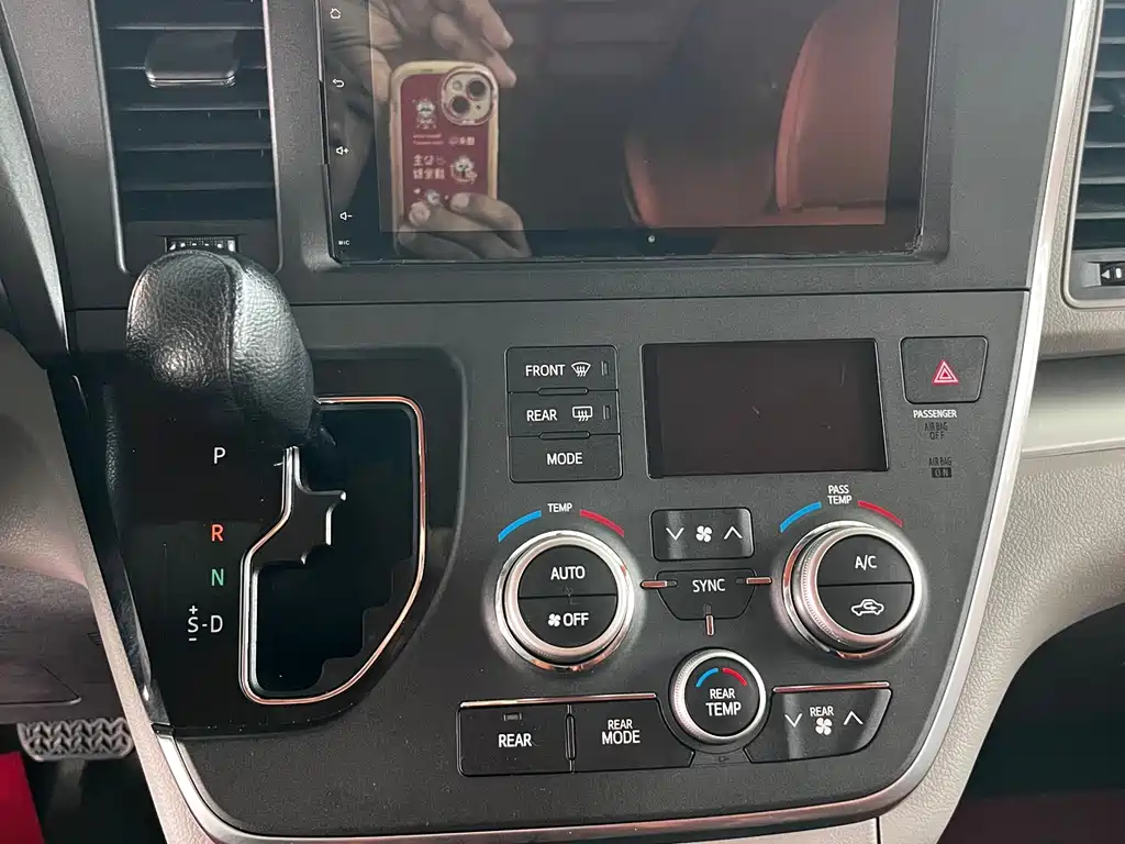Toyota Sienna 2017 — фото 11