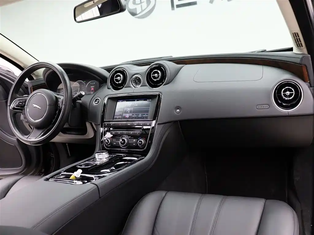 Jaguar XJ 2014 — фото 26