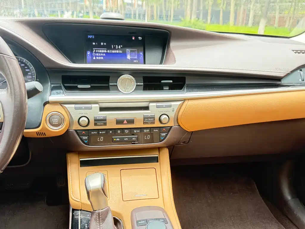 Lexus ES 2016 — фото 13