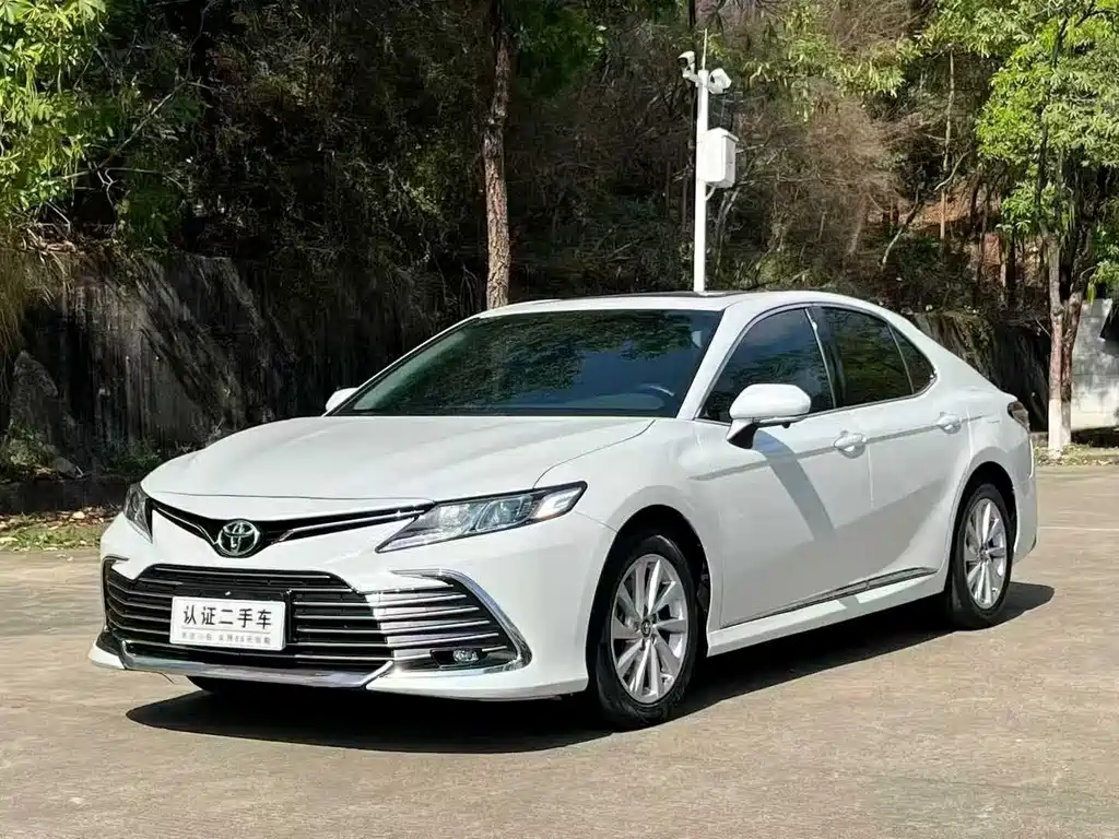 Toyota Camry 2022 — фото 1
