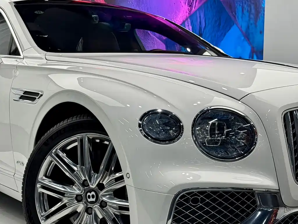 Bentley Flying Spur Plug-In Hybrid 2023 — фото 9