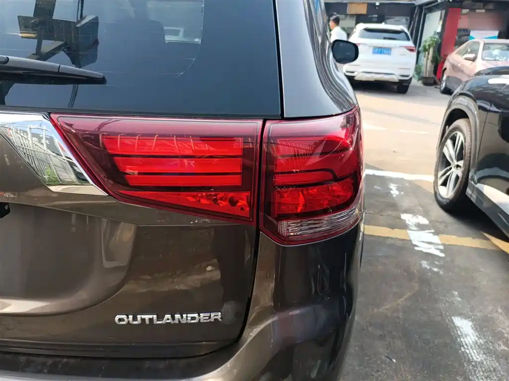 Mitsubishi Outlander 2018 — фото 24