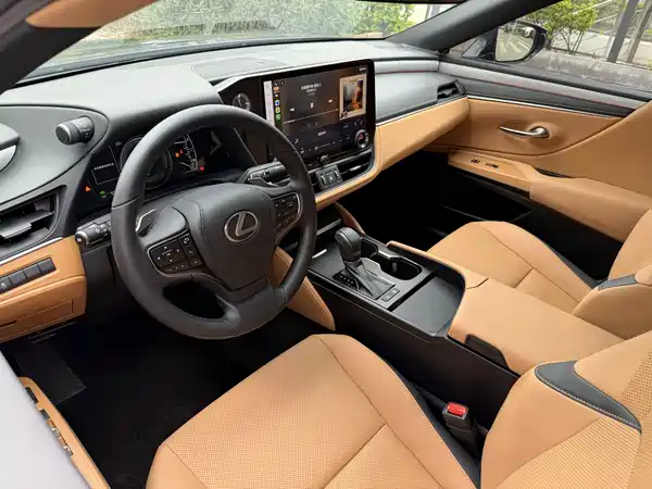 Lexus ES 2025