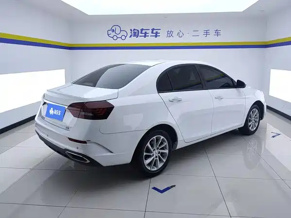 Geely Emgrand 2022
