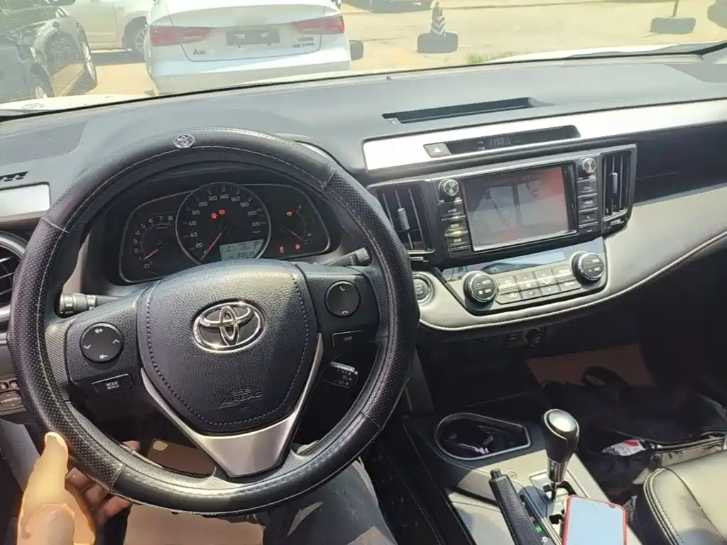 Toyota RAV4 2018 — фото 10