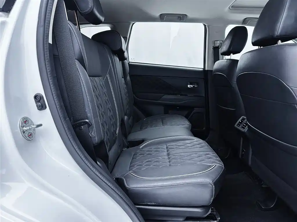 Mitsubishi Outlander 2021 — фото 14
