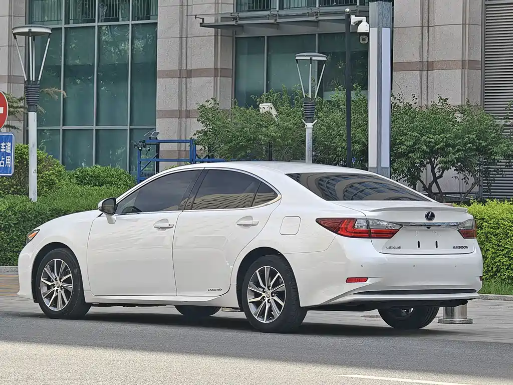 Lexus ES 2018 — фото 3