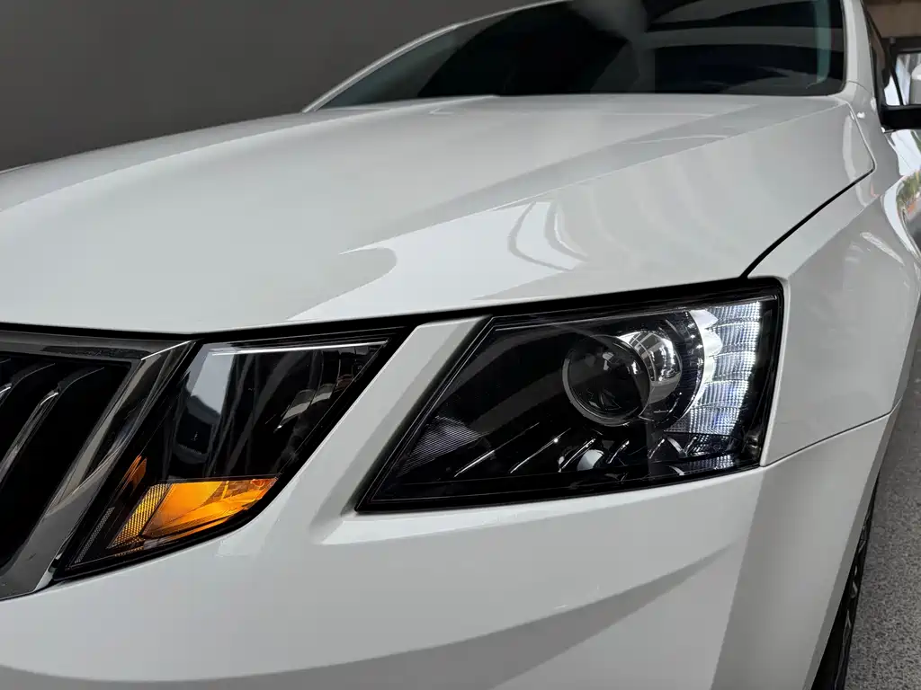 Skoda Octavia 2023 — фото 21