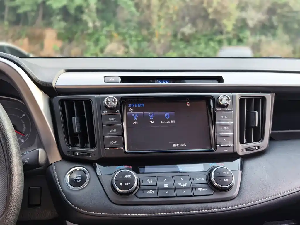 Toyota RAV4 2017 — фото 23