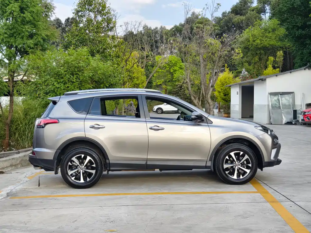 Toyota RAV4 2017 — фото 4