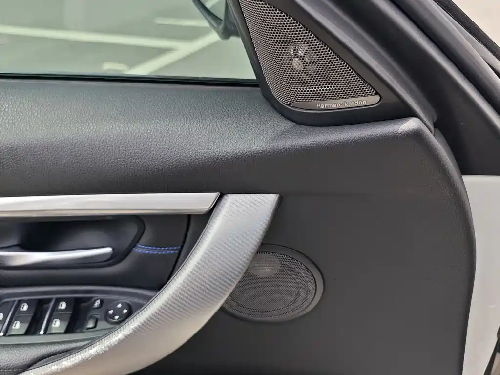 BMW 3 Series 2019 — фото 12