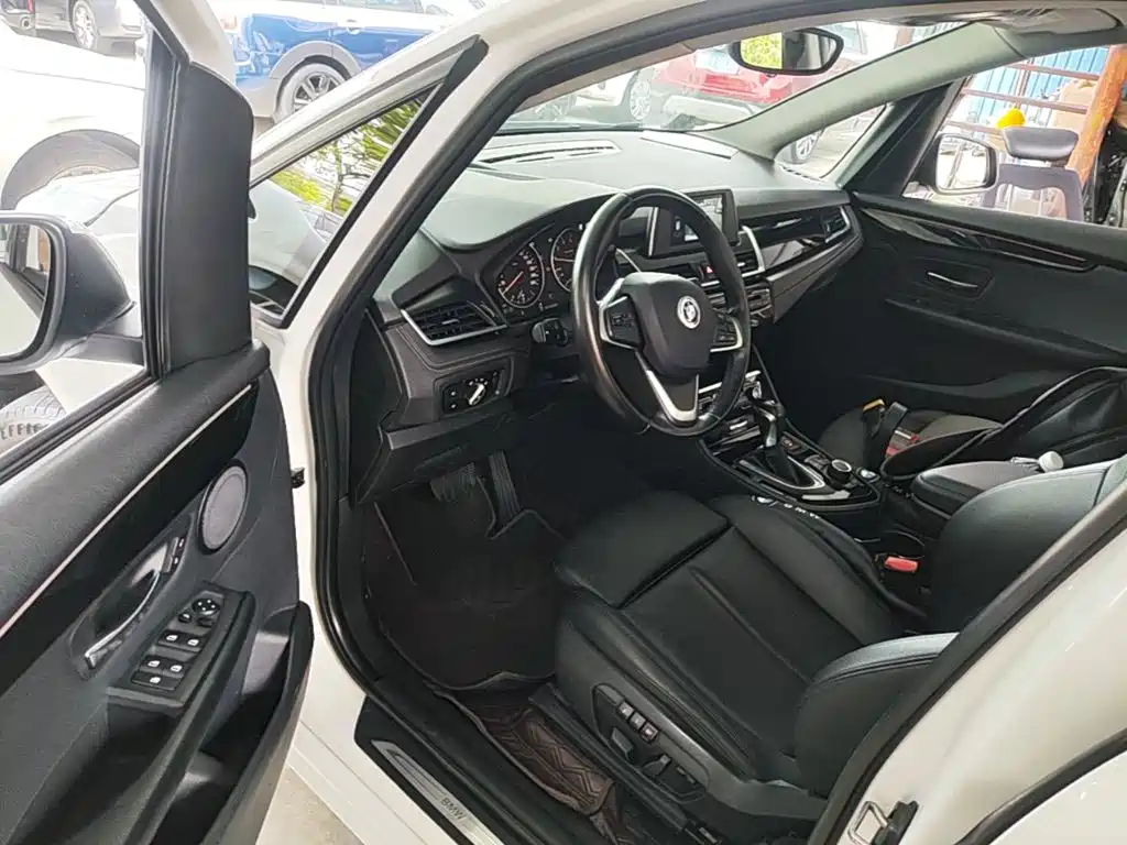 BMW 2 Series Active Tourer 2018 — фото 9