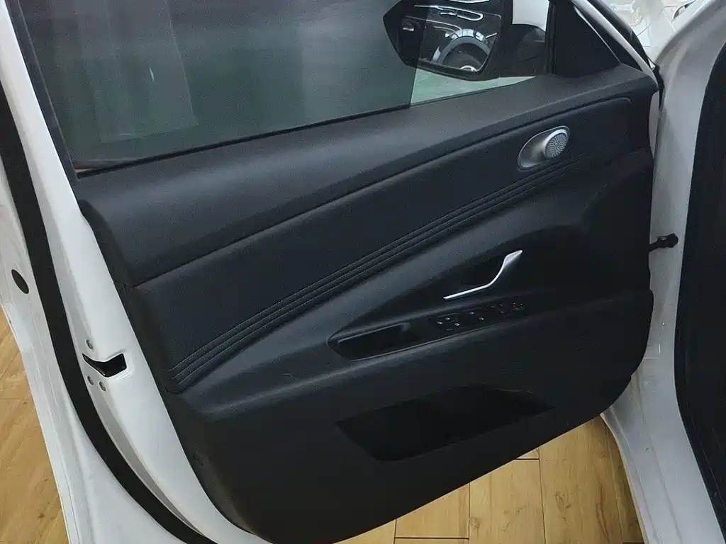 Hyundai Elantra 2023 — фото 12