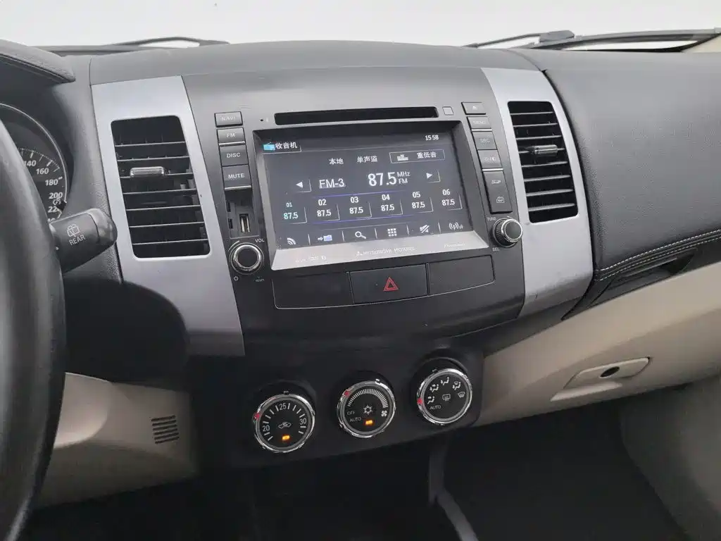 Mitsubishi Outlander 2012 — фото 12