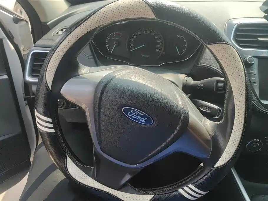 Ford Escort 2016 — фото 15