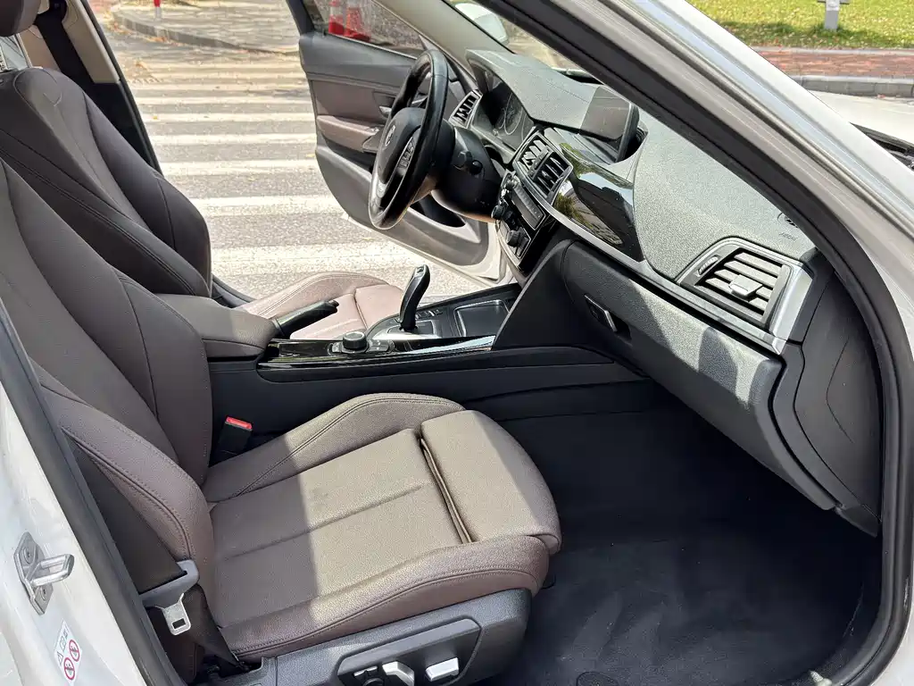 BMW 3 Series 2018 — фото 10