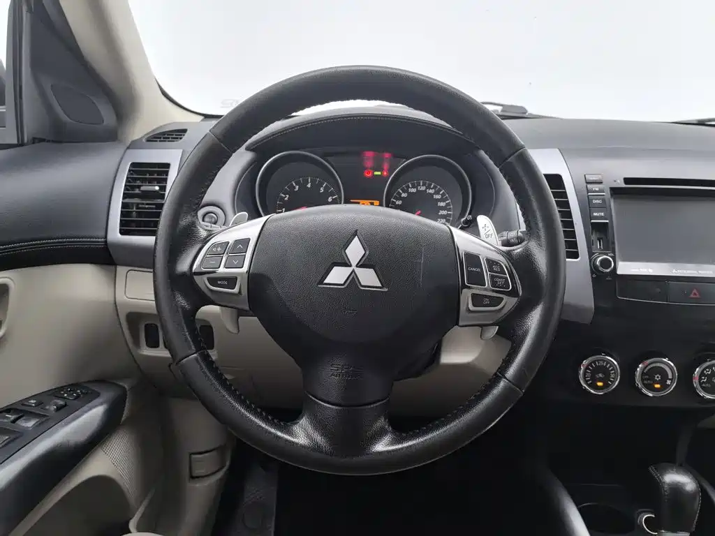 Mitsubishi Outlander 2012 — фото 11