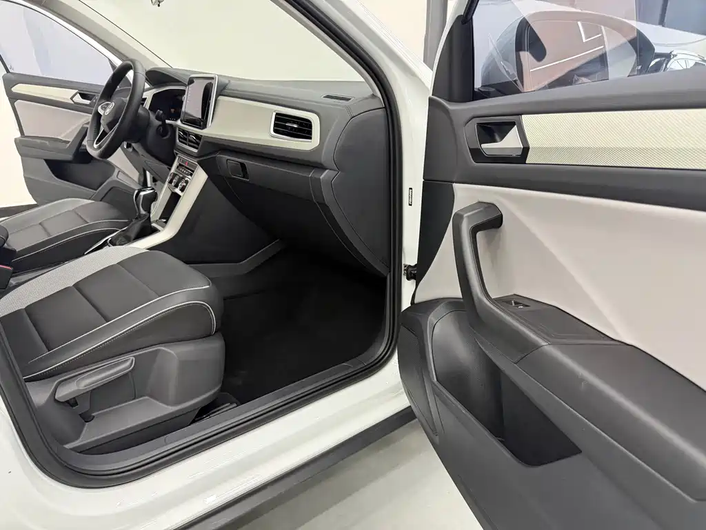 Volkswagen T-Roc 2023 — фото 16