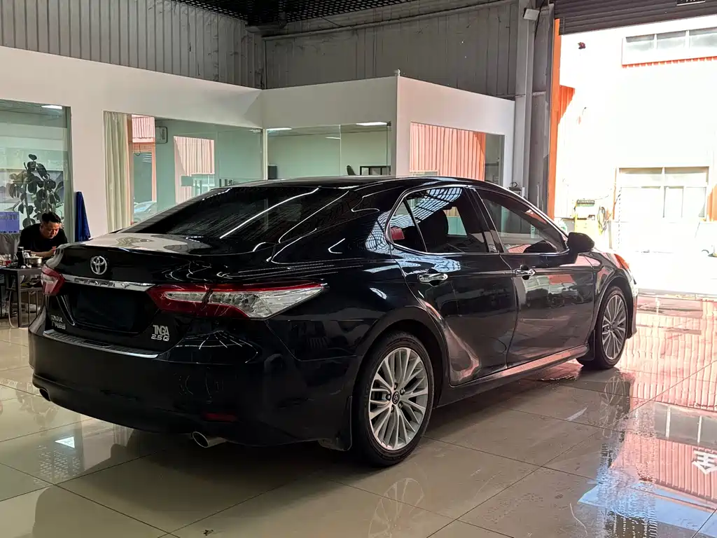 Toyota Camry 2018 — фото 15