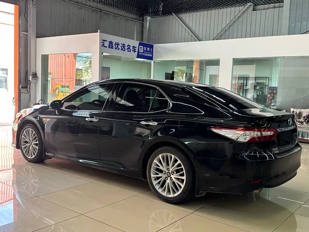 Toyota Camry 2018 — фото 17