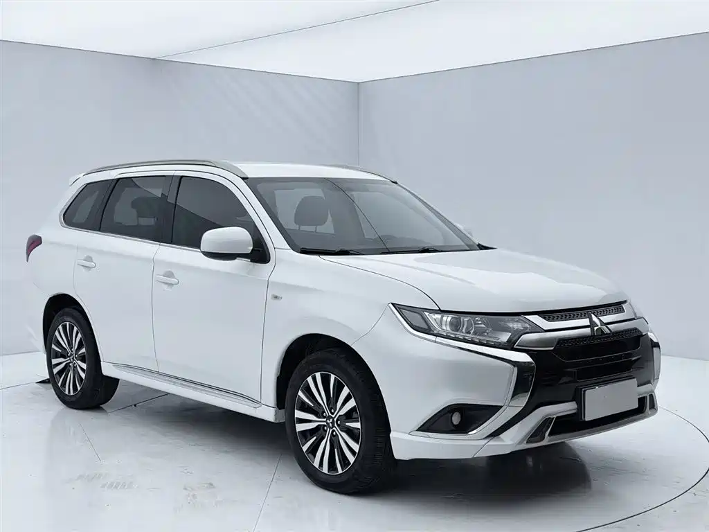 Mitsubishi Outlander 2022 — фото 3
