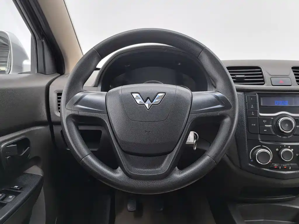 Wuling Hongguang 2015 — фото 11
