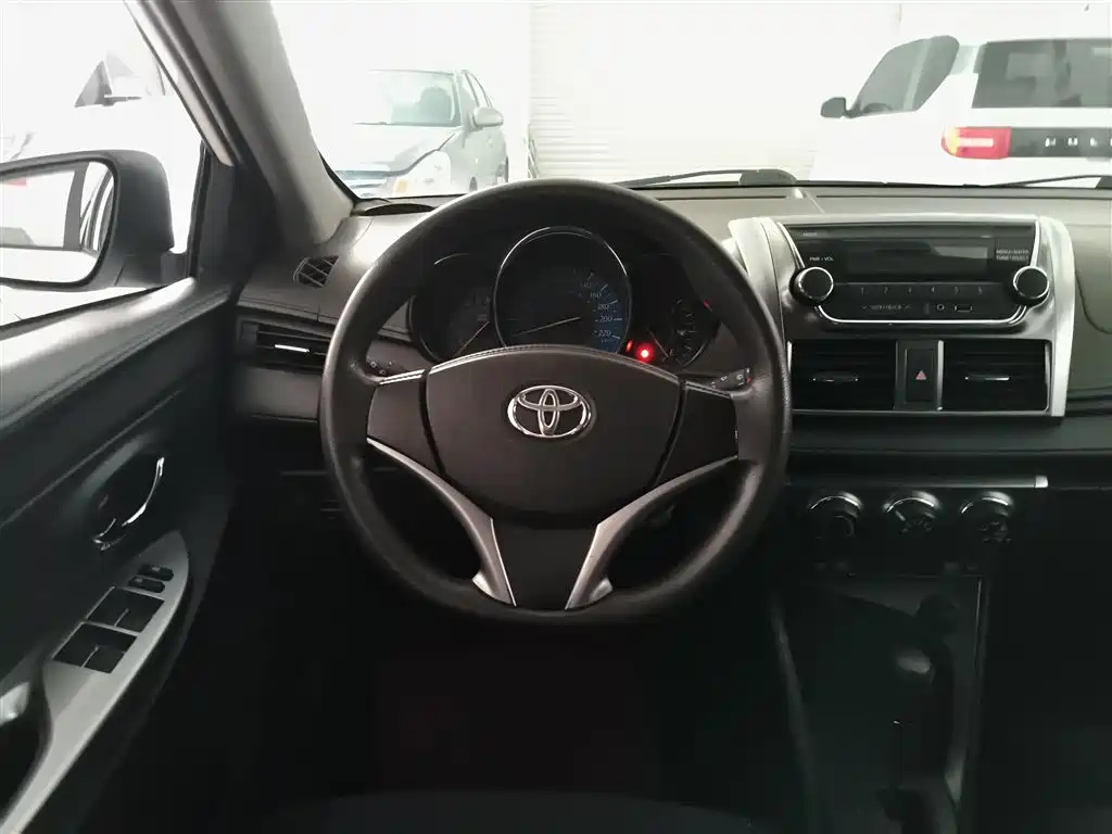 Toyota Yaris L 2015 — фото 11