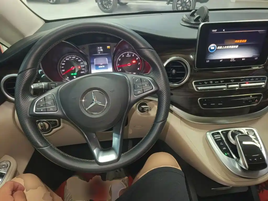 Mercedes-Benz V-Class 2019 — фото 10