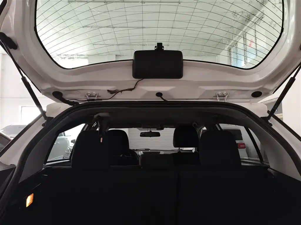 Toyota Yaris L 2015 — фото 18
