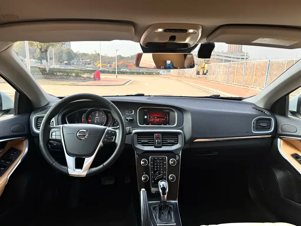 Volvo V40 2017 — фото 13