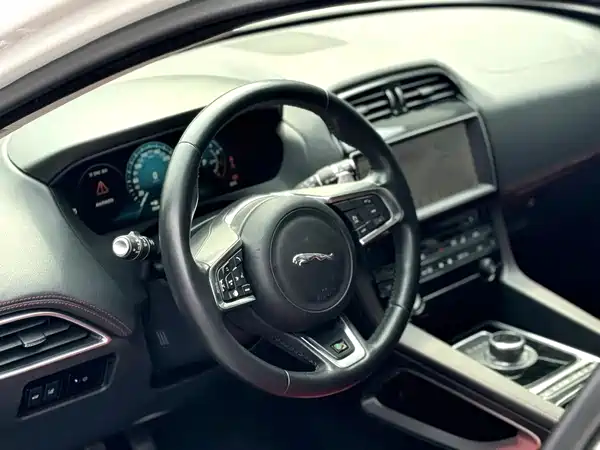 Jaguar F-PACE 2018